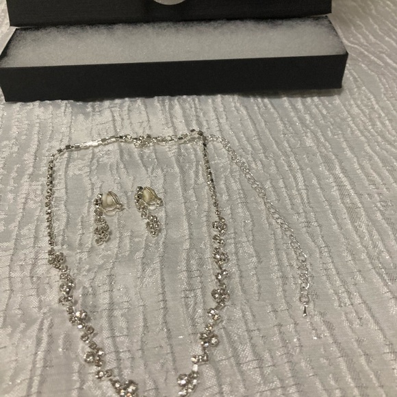 Antian Accessories™ Jewelry - Sparkling Silver Necklace and Earring Set